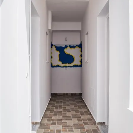Anastasias Milos *